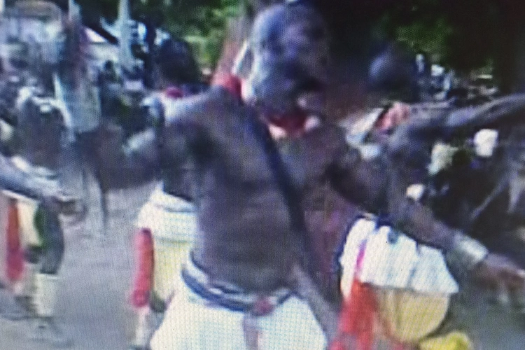 Rapazes dançando concon